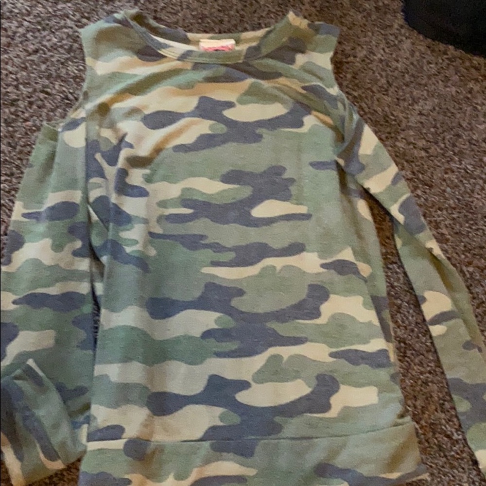 Long sleeve cut shoulders